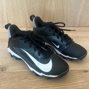 Nike Boys Cleats - Size 4